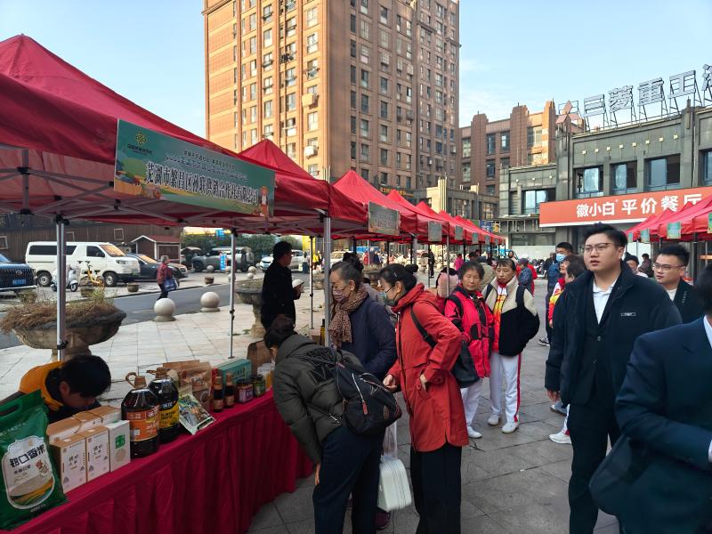 蕪湖市供銷社開展名優(yōu)農(nóng)產(chǎn)品進(jìn)社區(qū)暨農(nóng)業(yè)科技服務(wù)活動(dòng)，打通惠農(nóng)便民“最后一公里”